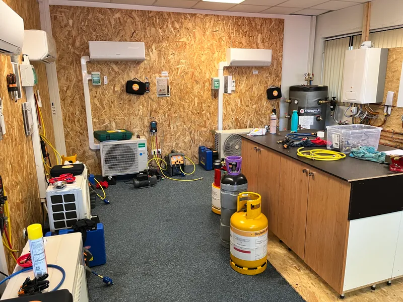 Nos stagiaires évoluent dans un environnement pédagogique dédié aux métiers du chauffage, de la climatisation et de la pompe à chaleur. Nos plateformes permettent de reproduire les principales situations rencontrées sur le terrain afin de favoriser un apprentissage concret et opérationnel.
